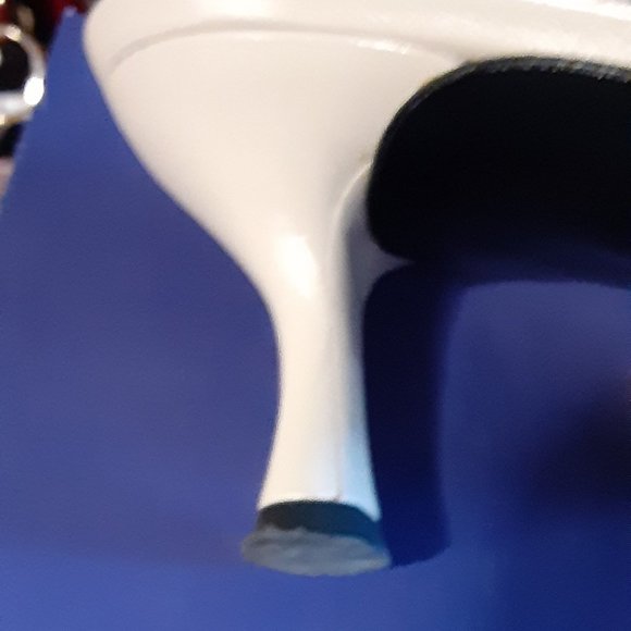 STUART WEITZMAN BEIGE POINTY TOE SLIDES MULES WITHKITTEN HEELS CUTE - Picture 4 of 4